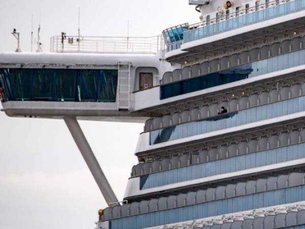 El crucero 'Diamond Princess' se encuentra atracado en cuarentena en Japón. AFP.