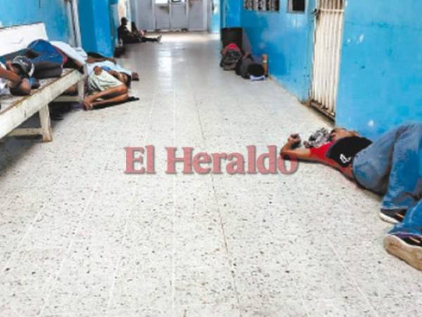 Los familiares duermen en bancas y pasillos del Hospital del Sur.