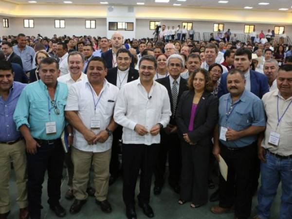 El presidente Juan Orlando Hernández en compañía de las autoridades que cooperarán en la reforma educativa.