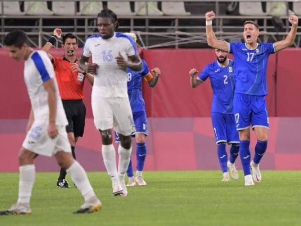 Celebración del gol de Rumania ante Honduras en los Juegos Olímpicos de Tokyo. Foto:AFP