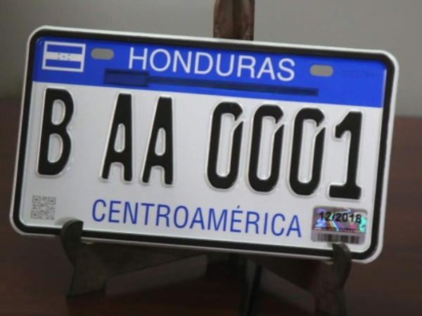 Por varios meses carros y motocicletas del país tienen que andar sin placas físicas debido a la falta de material en el Registro Vehicular.