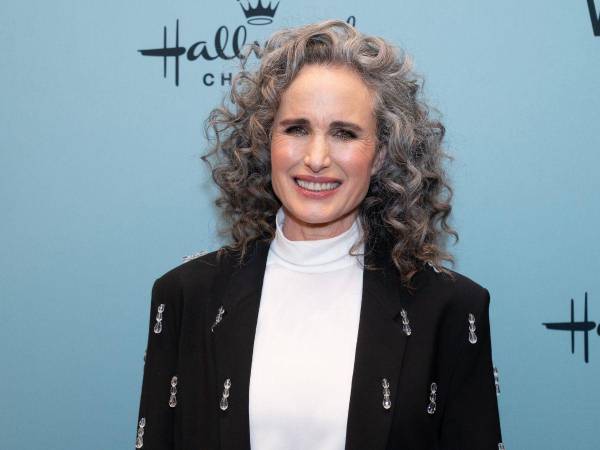 En los 80 Andie MacDowell era una modelo cotizada, cuando en el cine se fijaron en ella, inmediatamente fue considerada una de las actrices más bellas. Ahora, con 65 años, la actriz se niega a envejecer bajo los estándares de belleza por los que fue medida cuando era más joven.