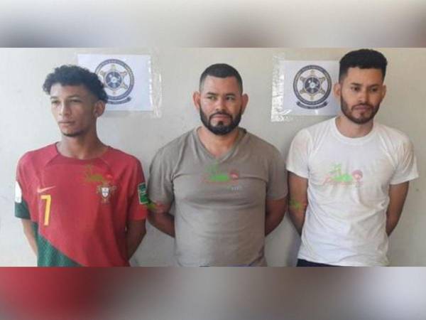 Una nueva masacre en el barrio Tierra Blanca, Quimistán, Santa Bárbara, en Honduras dejó como saldo a tres hombres sin vida que fueron identificados como Roger Noel Cruz Guerrero, Rony Amilcar Almendares y Osman Almendares, estos dos últimos, eran hermanos. Los tres eran originarios de La Unión en Olancho y residentes en el lugar donde fallecieron. Esto es lo que se sabe de ellos...