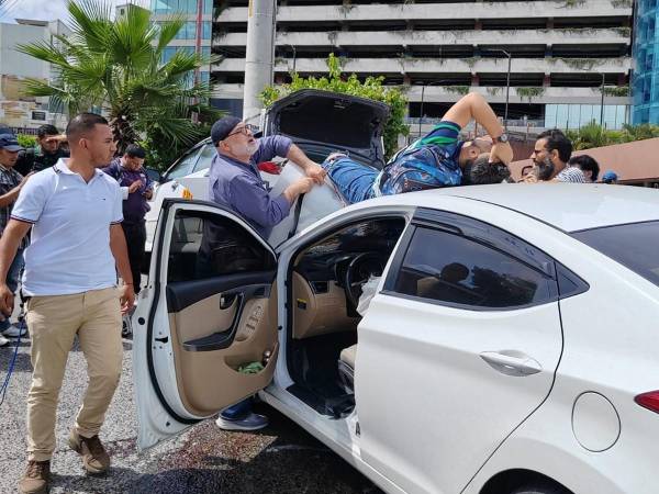 Joven queda atrapado tras colisión entre taxi y turismo en bulevar Centroamérica