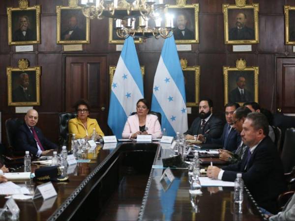 En horas de la tarde-noche se llevó a cabo la reunión del Consejo Nacional de Defensa y Seguridad (CNDS), convocada de emergencia por la presidenta Xiomara Castro, que se vio motivada principalmente por el reclamo colectivo de trabajadores Choluteca contra la Ley de Justicia Tributaria, quien calificó como “actos violentos” dicha movilización.