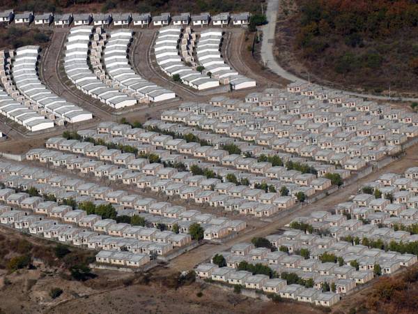 Algunos funcionarios a lo largo de los últimos gobiernos han pujado por que se habite la parte alta del proyecto, donde están las 690 casas, pero esto- según los expertos- no puede ser posible si no se realiza una millonaria inversión para la construcción de colectores de aguas residuales o cloacales.