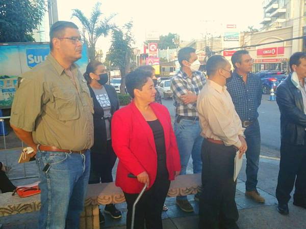 Desde las 6:30 a.m., los padres de familia se plantaron en la entrada de Casa Presidencial con el fin de ser atendidos por autoridades del gobierno y efectuar el pago correspondiente a las becas.