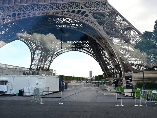 Evacuada la Torre Eiffel por una amenaza de bomba.