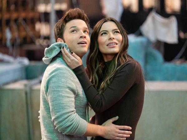 Nathan Kress revela su emoción por la llegada de su hijo y destaca el papel clave de su esposa como una “campeona absoluta” en la crianza de sus tres hijos.