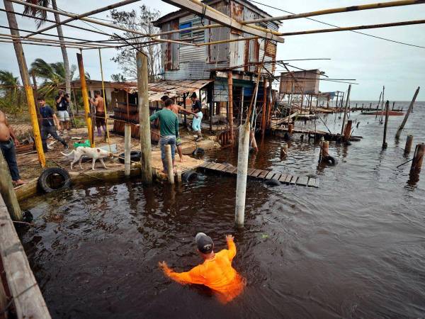 Derrumbes de viviendas. Árboles, señales y postes eléctricos caídos sobre el asfalto. Bajos anegados. Y sobre todo, un nuevo apagón total de final incierto. Este es un primer saldo del paso por La Habana del huracán Rafael con categoría 3.