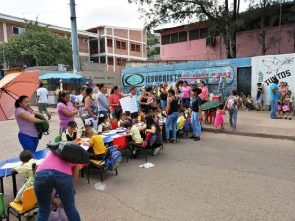 Los niños recibieron las clases en la calle.