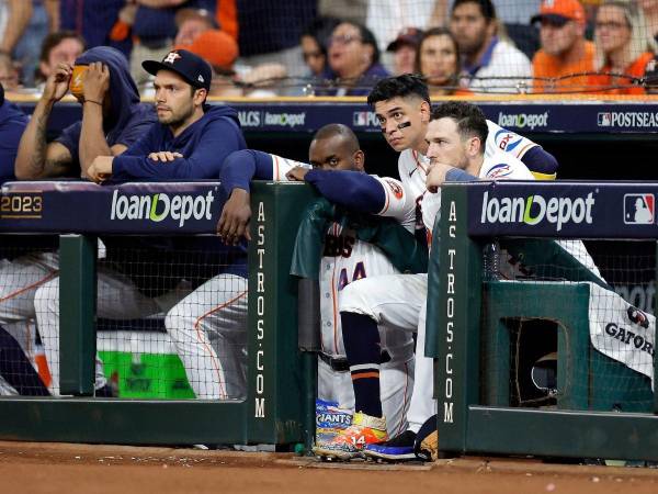 Mauricio Dubón se quedó en el banquillo durante el segundo encuentro contra los Rangers de Texas.