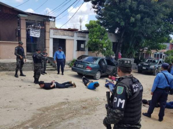 Dentro del vehículo estaban los objetos que fueron robados de la tienda.