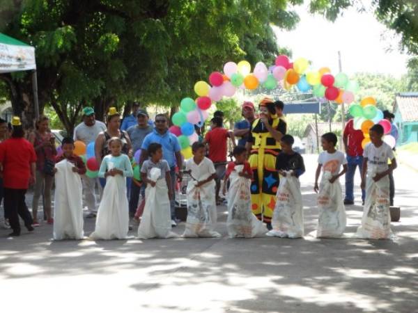 Los juegos tradicionales como los encostalados no pasan de moda en las actividades festivas en Marcovia.