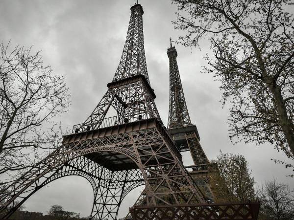 Se trata de una hermana menor que no lo es tanto: 33 metros de altura y 32 toneladas de peso que fue bautizado como Eiffela.