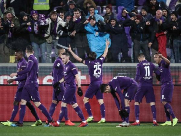 La Viola no tuvo piedad de la Loba a la que le pasó por encima con goleada, incluyendo un triplete del joven Federico Chiesa. Foto / AFP