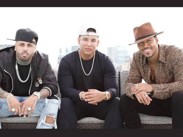 Su primera colaboración con grandes figuras del reguetón se dio en 2017, cuando invitó a Daddy Yankee y a Nicky Jam a participar en “Bella y sensual”, que sería el tercer sencillo de su tercer álbum como solista, titulado Golden. El tema se posicionó durante varias semanas en los primeros lugares de las plataformas musicales.