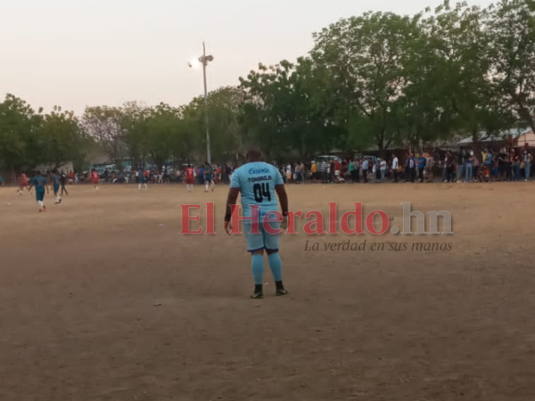 Tokiro Ramírez Rodas portaba la camiseta número 4 y se divertía en un partido de fútbol cuando fue detenido.