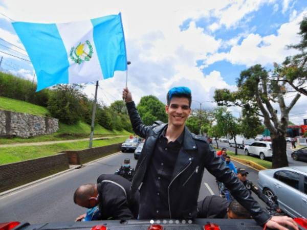 Nelson recorrió las calles capitalinas acompañado por una caravana.