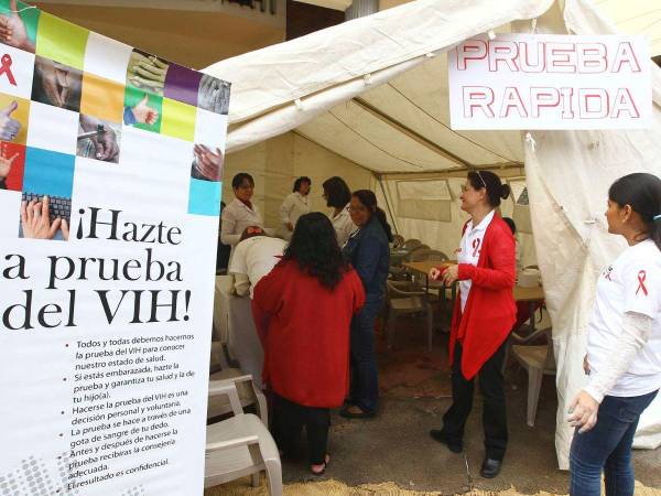 Hay instituciones que se encargan de brindar charlas sobre la enfermedad del VIH y tratar a las personas como sus familias.