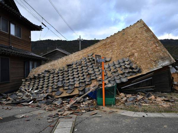 Se ve una casa de madera derrumbada en Wajima, prefectura de Ishikawa, el 2 de enero de 2024, un día después de que un gran terremoto de magnitud 7,5 sacudiera la región de Noto en la prefectura de Ishikawa por la tarde.