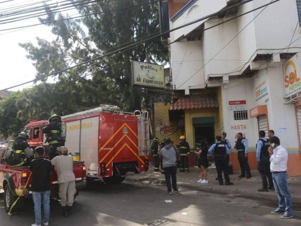 Una unidad de los Bomberos llegó al lugar de la explosión.