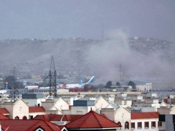 La multitud congregada en el aeropuerto ha provocado escenas de caos y hubo al menos ocho fallecidos. FOTO: AFP