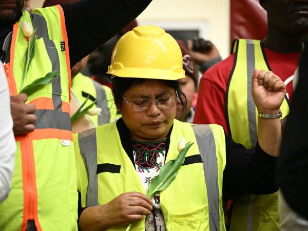 El puente Francis Scott Key de Baltimore se derrumbó y pese a que solo se ha confirmado la muerte de dos personas, se presume que en total son seis trabajadores de construcción los que perecieron. Sin embargo, desde el martes que sucedió la gran tragedia que ha conmocionado al mundo, organizaciones religiosas y trabajadores se unieron para orar por las víctimas, pero también para rendirles homenaje.