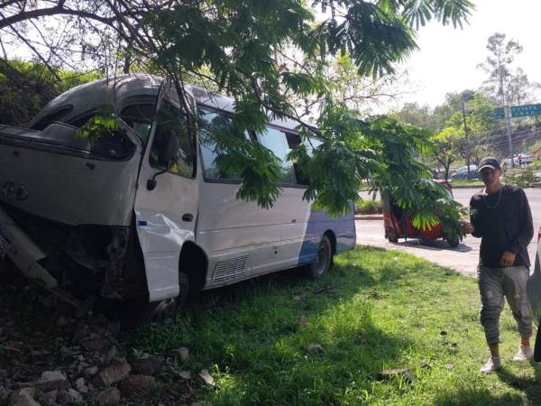 Aquí se detuvo el autobús tras perder el control.