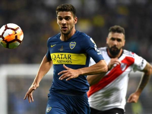 Lysander Magallan (L), de Boca Juniors, se lleva la pelota a las prácticas de Lucas de River Plate en la segunda etapa de su final de la Copa Libertadores argentina, en el estadio Santiago Bernabeu de Madrid, el 9 de diciembre de 2018. / AFP / Gabriel BOUYS.