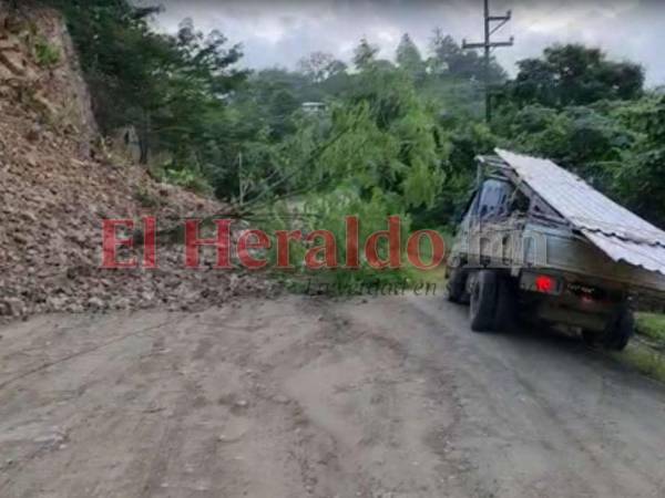 Los derrumbes en la carretera Jamastrán-Patuca también son un problema en esta época lluviosa.