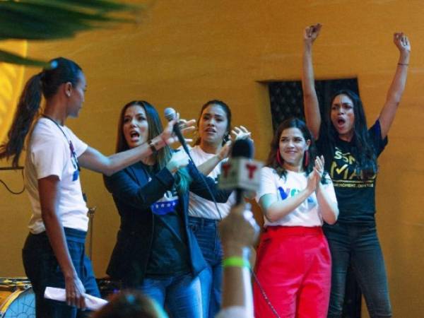 Zoe Saldana, desde la izquierda, Eva Longoria, Gina Rodríguez, América Ferrera y Rosario Dawson se unen a la Nueva Mayoría de la Florida, la Coalición de Inmigrantes de la Florida, el Centro para la Acción de la Democracia Popular y el Proyecto de Victoria Latina para organizar 'Latinas en Marcha', un evento alentador.Los votantes latinos registrados se presentarán para votar en las próximas elecciones de medio término el domingo 4 de noviembre de 2018 en Ball and Chain en el vecindario de Little Havana de Miami. (Patrick Farrell / AP).