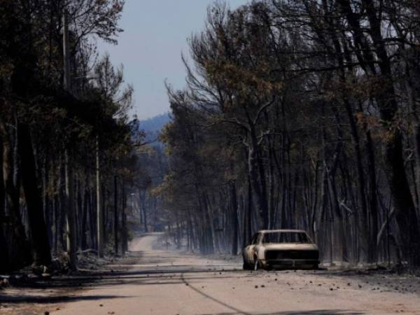 Los incendios forestales han llevado al límite la capacidad de extinción de incendios de Grecia, y el gobierno ha pedido ayuda a otros países. FOTOS: AP