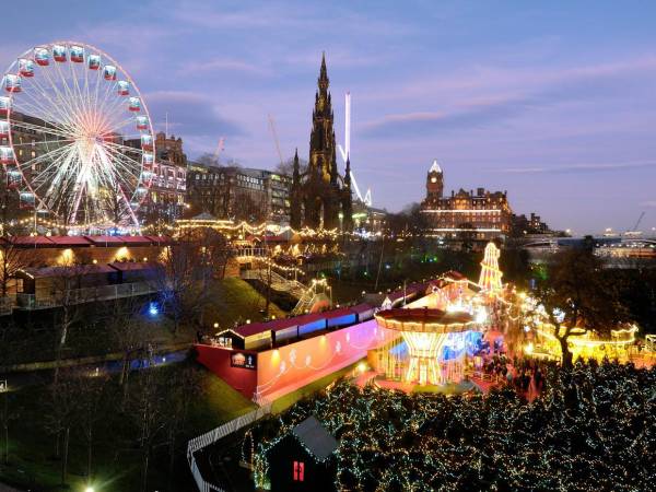 Mercadillo navideño de Princes Street en Edimburgo (Escocia). El mercado navideño de Edimburgo, en Escocia, se encuentra en el tercer lugar con 59.078 menciones en Instagram. Ubicado en el histórico centro de la ciudad, este mercado ofrece más de 70 puestos y eventos en vivo, además de la famosa noria ‘The Big Wheel’, la más grande de Escocia. Este mercado es ideal para disfrutar en familia, ya que ofrece una variedad de actividades que hacen de Edimburgo uno de los destinos más encantadores durante la Navidad.