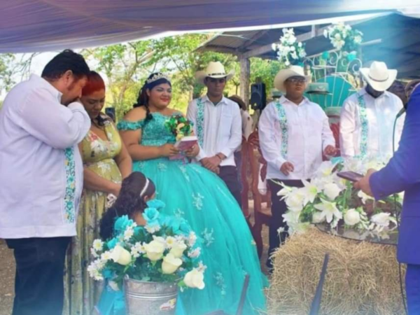 La joven se mostró muy feliz y satisfecha en su fiesta de quinceaños.