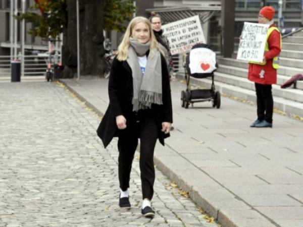 En las escalinatas del Parlamento, tras una reunión con el ministro de Justicia, la adolescente Aava Murto confesó a los periodistas que es un 'día emocionante', durante el cual aprendió 'nuevas cosas sobre la legislación'. Foto: AFP