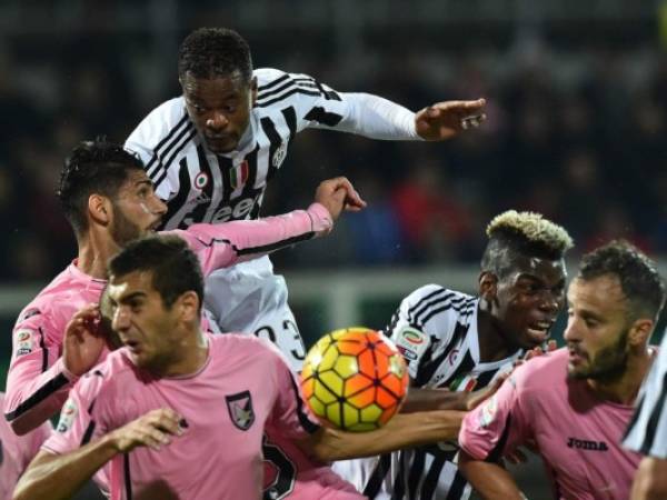 Acción del partido entre la Juventus y el Palermo.