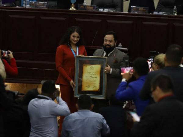 La joven se mostró muy emocionada por recibir el reconocimiento tras conquistar el público dentro y fuera de Honduras.