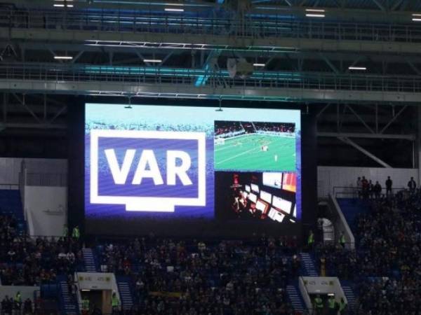 El videoarbitraje (VAR) tiene en medio de la polémica a LaLiga de España. Foto: Agencia AFP.