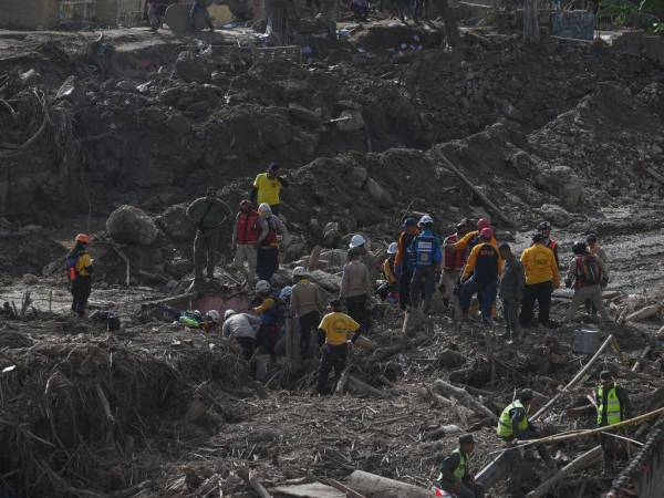 Los rescatistas caminan entre los escombros de las casas destruidas en busca de víctimas, días después de un devastador deslizamiento de tierra en la ciudad de Las Tejerias, estado de Aragua, Venezuela, el 12 de octubre de 2022.