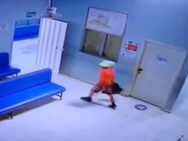 Menor de edad es captado en cámaras robando una computadora, presuntamente en el centro de salud de Danlí, departamento de El Paraíso.