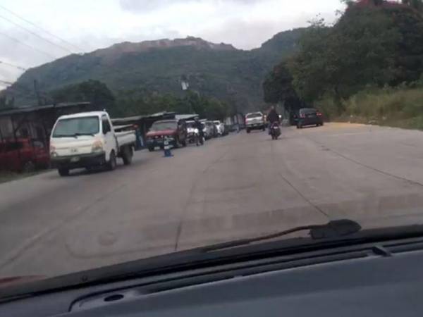 Con conos de tránsito delimitan carriles en carretera al sur para menguar tráfico