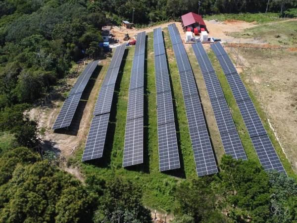 La construcción incorporó mano de obra local y nacional y al entrar en operación la planta será administrada y operada por pobladores de la zona.