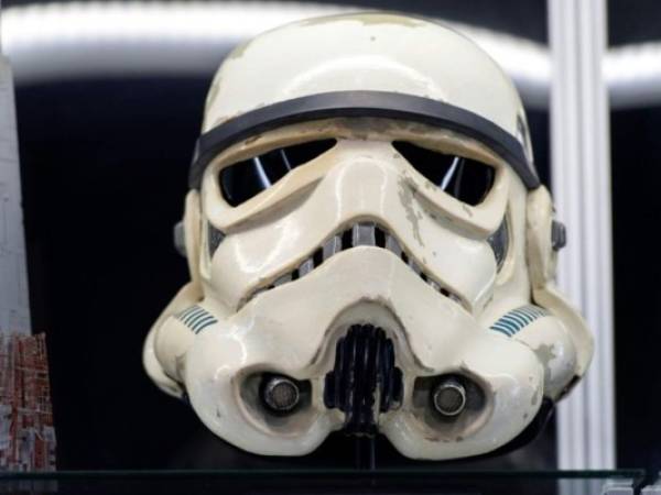 Objetos como el casco de Storm Trooper, las fantasías del Imperio, el ojo del pequeño robot R2D2 que ha participado en las nueve películas de una de las sagas cinematográficas más célebres del mundo, atraen a coleccionistas dispuestos a pagar lo que sea para adquirir un pedazo de este universo. Foto: AFP