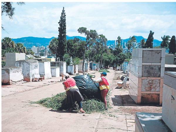 El personal de la Alcaldía trabaja en la limpieza y reparación de tumbas, pues debe estar listo para este 2 de noviembre.