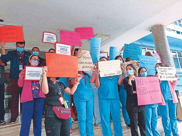 Las pancartas con las que los galenos realizaron el plantón solo reflejan la situación crítica que se está atravesando en el hospital.