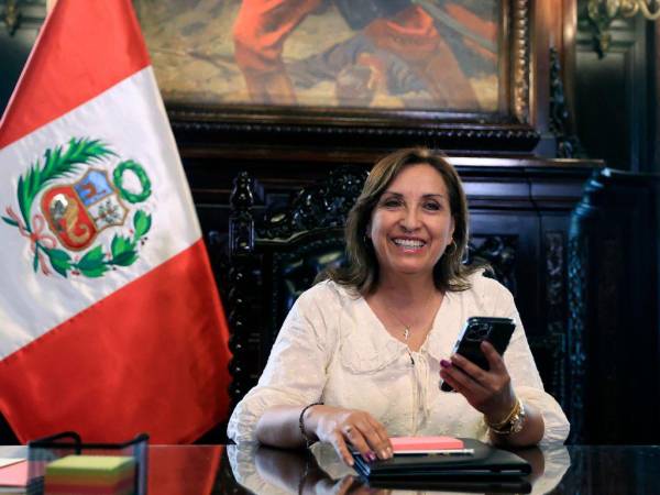 La recién nombrada, Dina Boluarte, espera controlar la crisis política que vive Perú, producto de la destitución de Pedro Castillo.