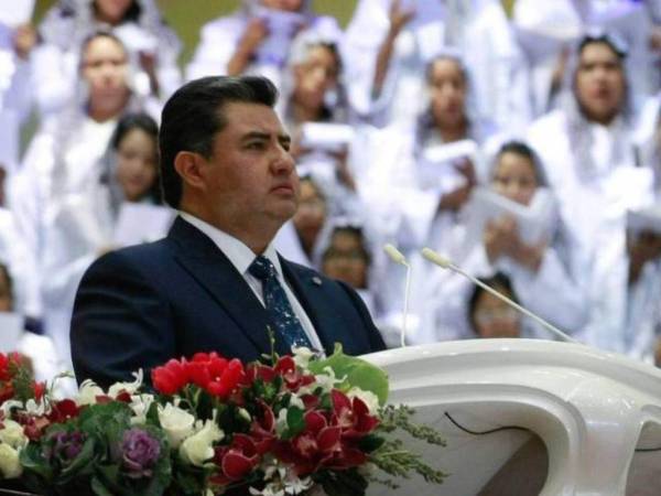 Naasón Joaquín García cuando predicaba frente a miles de personas en los templos.