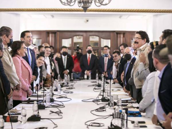 Con una sonrisa en sus rostros cerraron la reunión los diputados, la presidenta y otras autoridades de su gabinete.