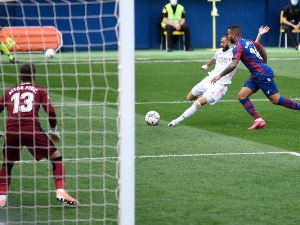 El francés Benzema anotó su primer tanto esta temporada con un contragolpe en el tiempo de descuento (90+5). Foto: AFP